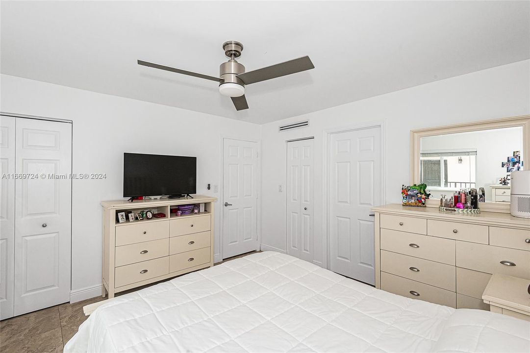 For Sale: $279,900 (2 beds, 2 baths, 890 Square Feet)