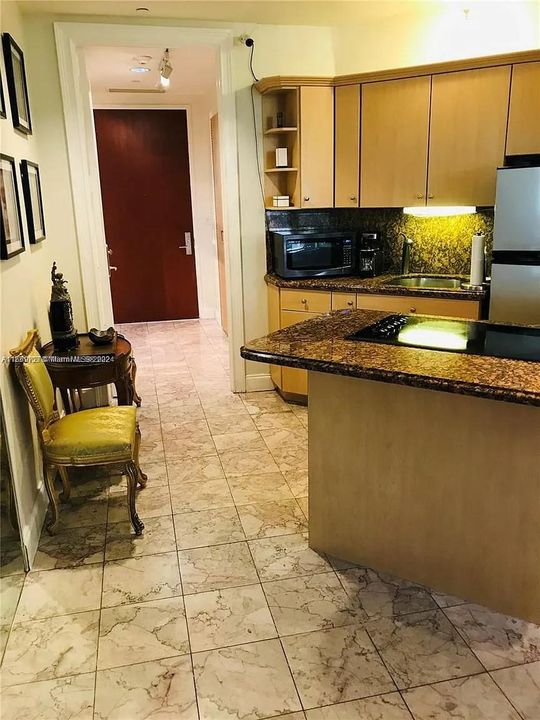 For Rent: $3,800 (1 beds, 1 baths, 830 Square Feet)