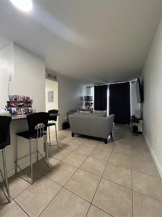 For Sale: $315,000 (2 beds, 2 baths, 870 Square Feet)