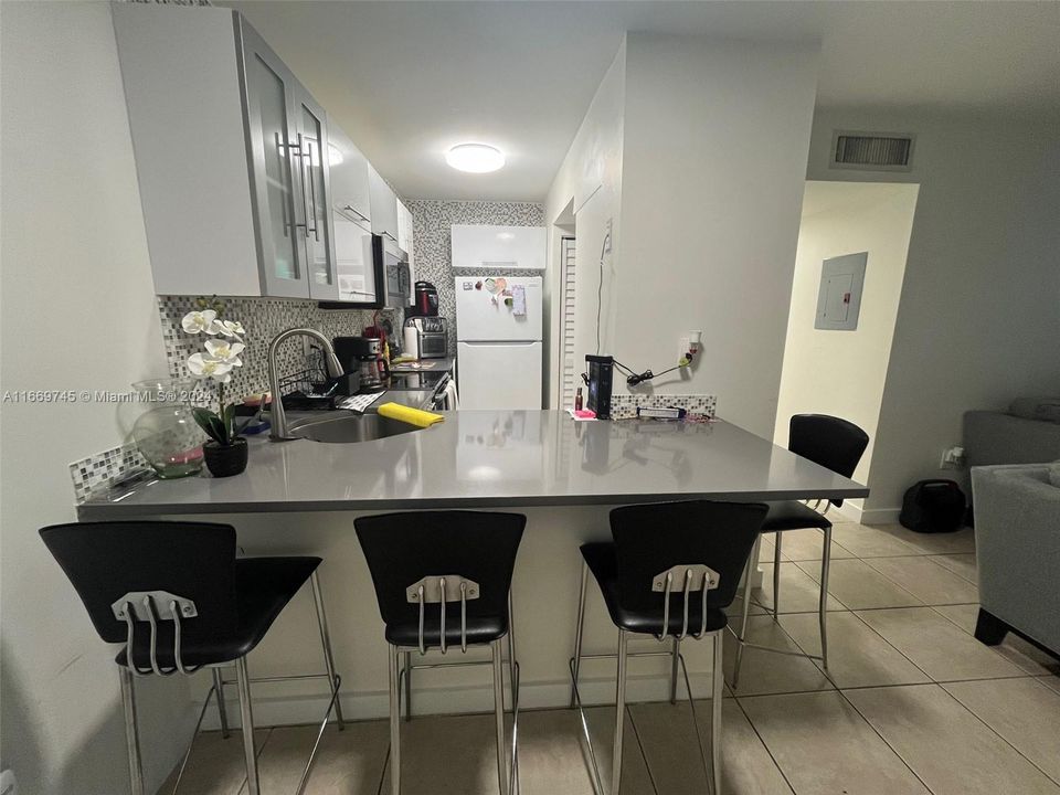 For Sale: $315,000 (2 beds, 2 baths, 870 Square Feet)