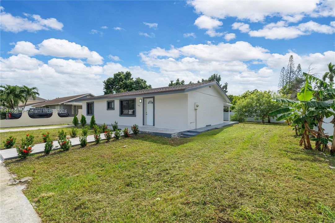 For Sale: $560,000 (3 beds, 2 baths, 1196 Square Feet)