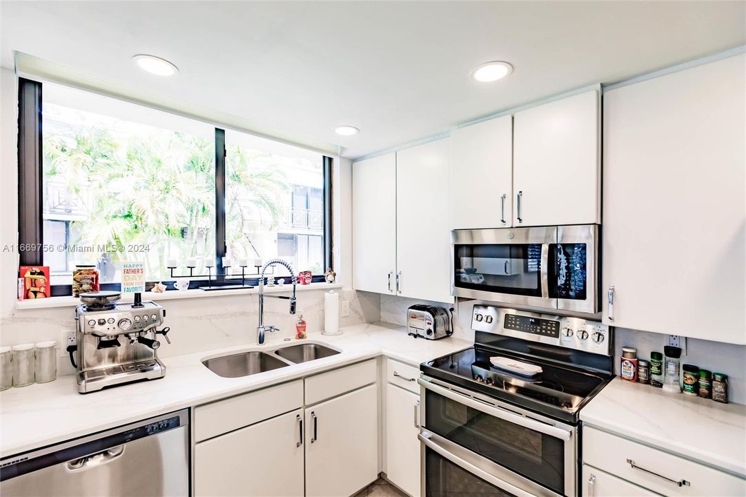 For Sale: $1,150,000 (2 beds, 2 baths, 1264 Square Feet)