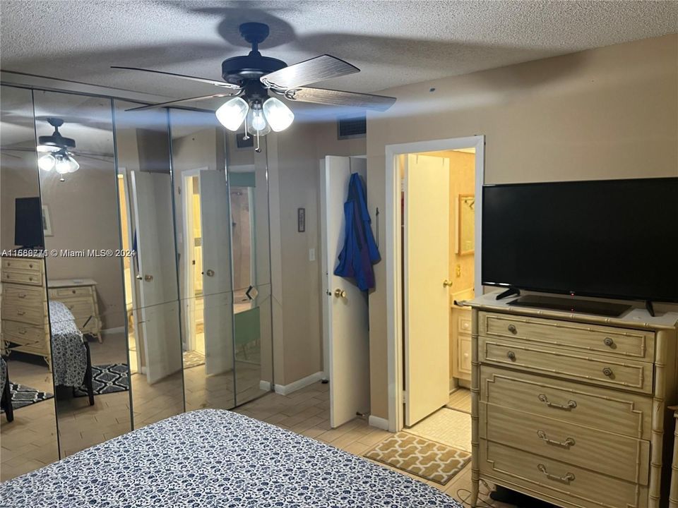 For Sale: $145,000 (2 beds, 2 baths, 944 Square Feet)