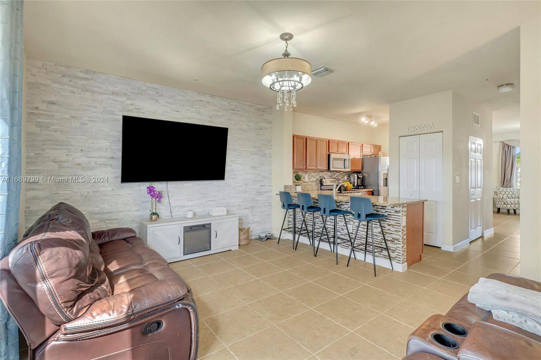 For Sale: $345,000 (3 beds, 2 baths, 1325 Square Feet)