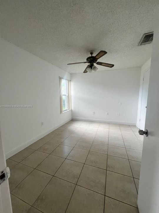 For Rent: $1,800 (1 beds, 1 baths, 634 Square Feet)