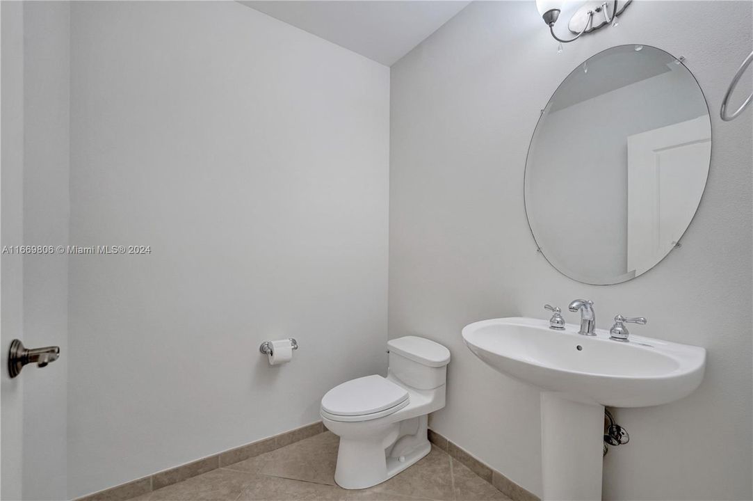 For Sale: $549,000 (2 beds, 2 baths, 1296 Square Feet)