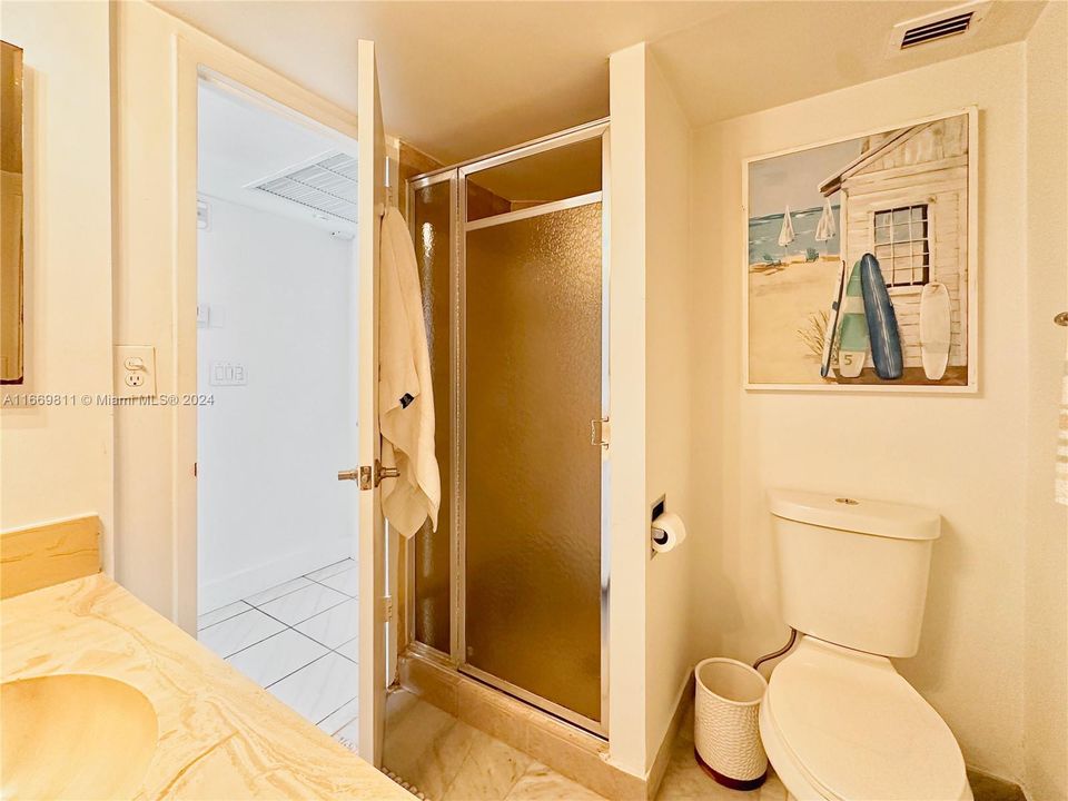 For Sale: $569,000 (1 beds, 2 baths, 824 Square Feet)