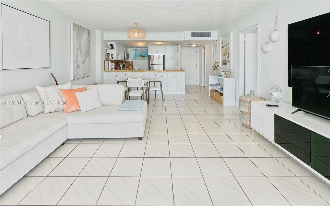 For Sale: $569,000 (1 beds, 2 baths, 824 Square Feet)