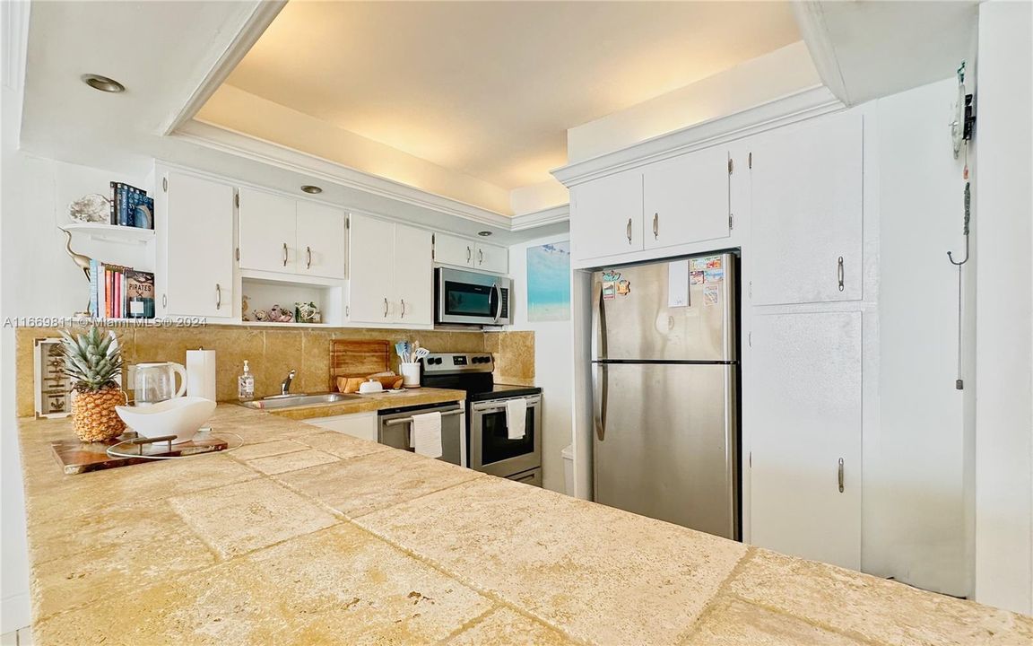 For Sale: $569,000 (1 beds, 2 baths, 824 Square Feet)