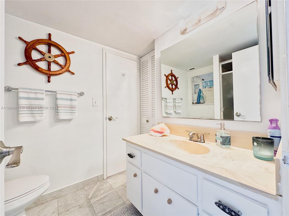 For Sale: $569,000 (1 beds, 2 baths, 824 Square Feet)