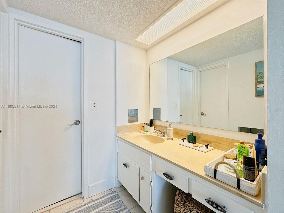 For Sale: $569,000 (1 beds, 2 baths, 824 Square Feet)