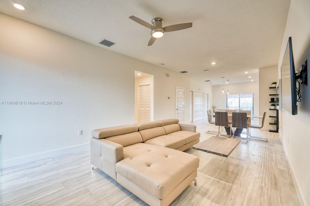 For Sale: $495,999 (2 beds, 2 baths, 1072 Square Feet)