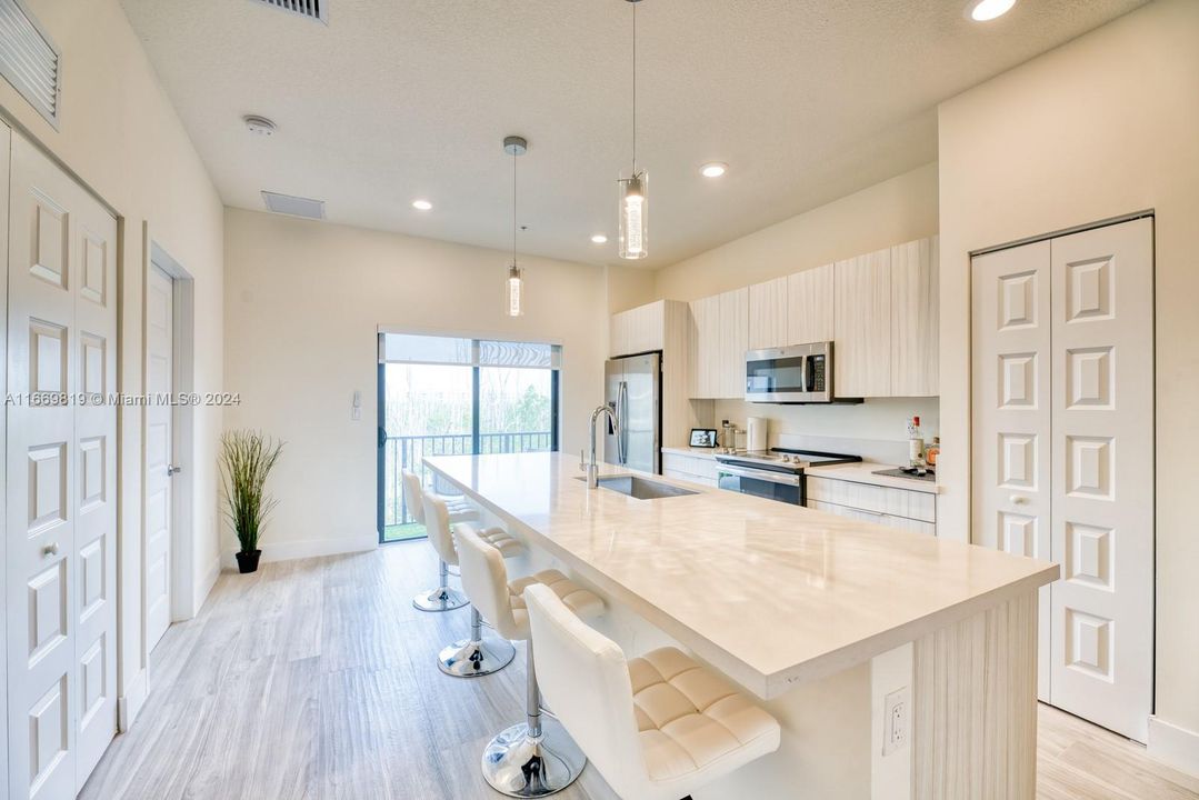 For Sale: $495,999 (2 beds, 2 baths, 1072 Square Feet)