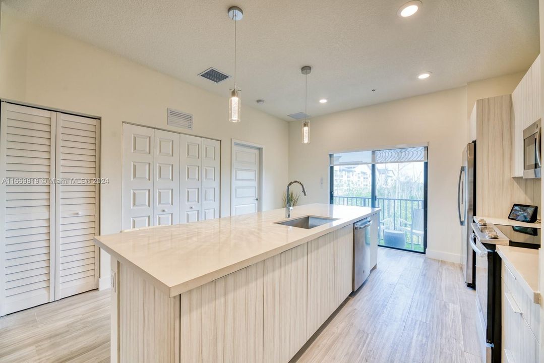 For Sale: $495,999 (2 beds, 2 baths, 1072 Square Feet)