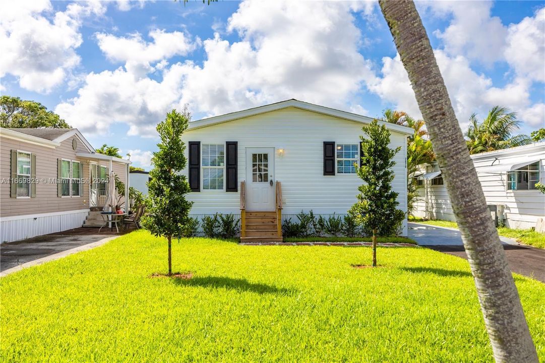 For Sale: $349,000 (3 beds, 2 baths, 1160 Square Feet)