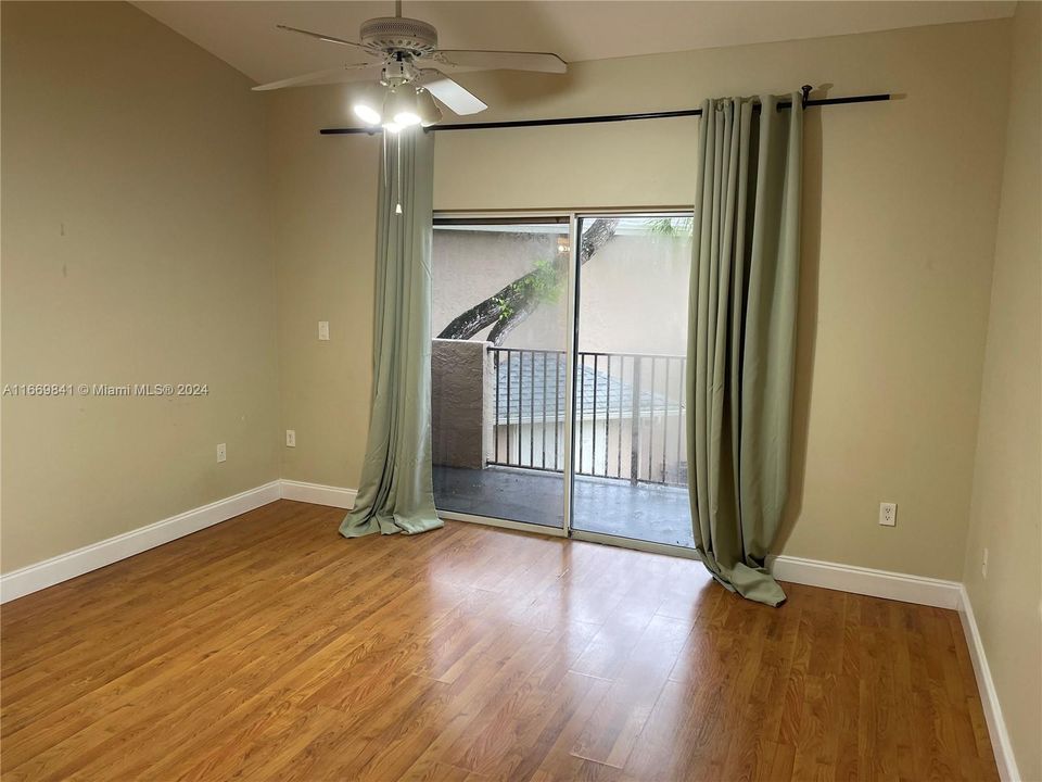 For Sale: $225,000 (1 beds, 1 baths, 628 Square Feet)