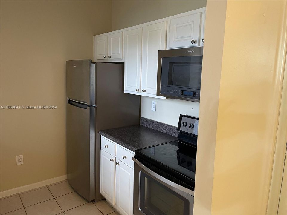 For Sale: $225,000 (1 beds, 1 baths, 628 Square Feet)