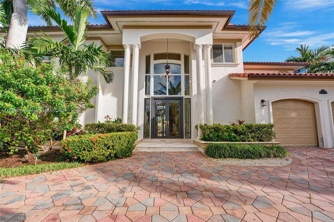 For Sale: $4,800,000 (5 beds, 6 baths, 5515 Square Feet)