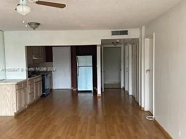 For Rent: $1,800 (1 beds, 1 baths, 735 Square Feet)