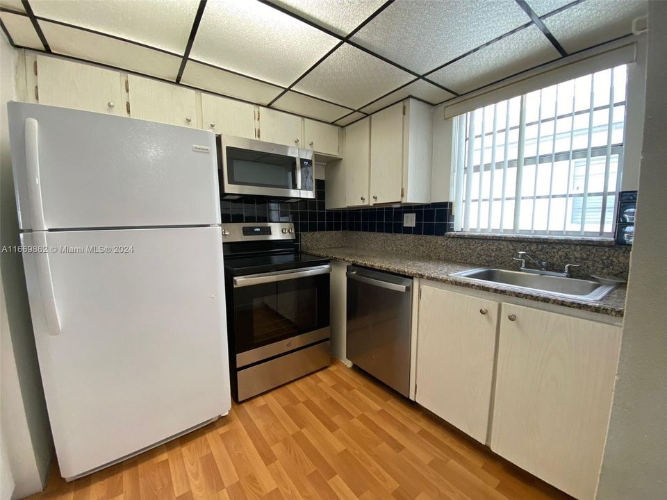 For Sale: $155,000 (1 beds, 1 baths, 800 Square Feet)