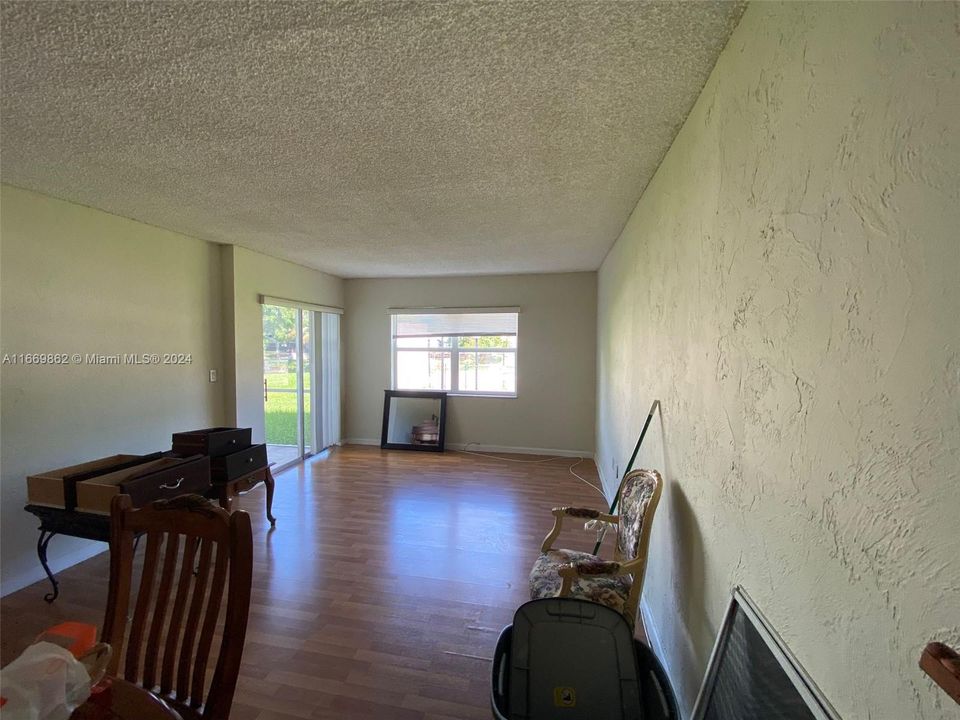 For Sale: $155,000 (1 beds, 1 baths, 800 Square Feet)