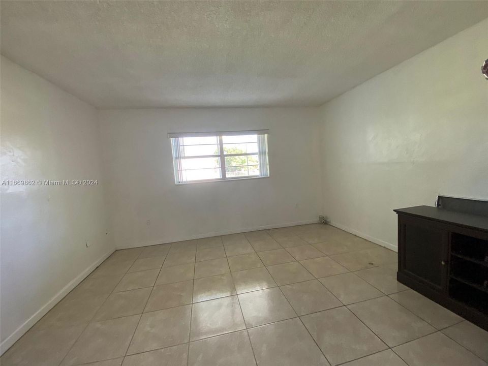 For Sale: $155,000 (1 beds, 1 baths, 800 Square Feet)