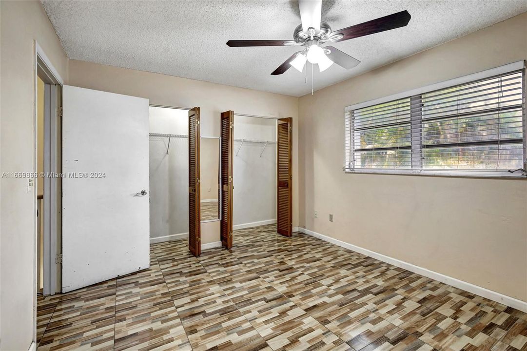 For Sale: $325,000 (2 beds, 2 baths, 1122 Square Feet)