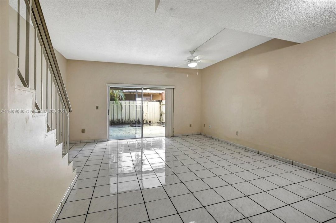 For Sale: $325,000 (2 beds, 2 baths, 1122 Square Feet)