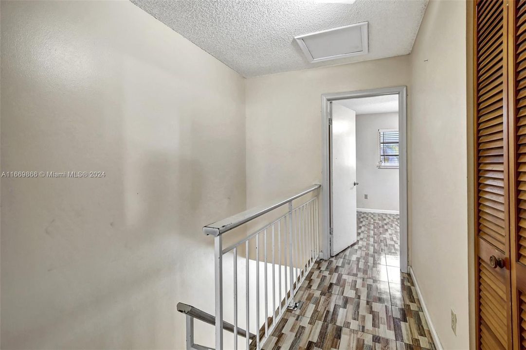 For Sale: $325,000 (2 beds, 2 baths, 1122 Square Feet)