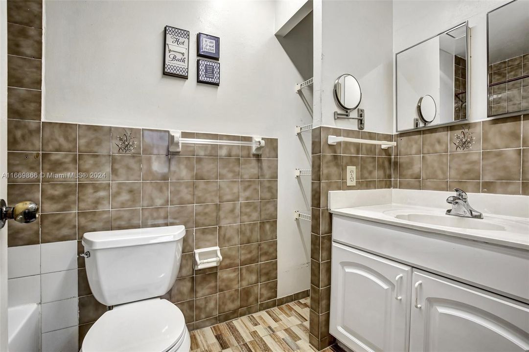 For Sale: $325,000 (2 beds, 2 baths, 1122 Square Feet)