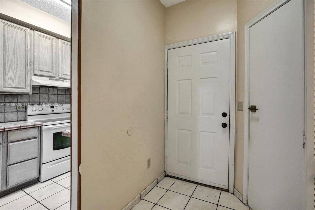 For Sale: $325,000 (2 beds, 2 baths, 1122 Square Feet)