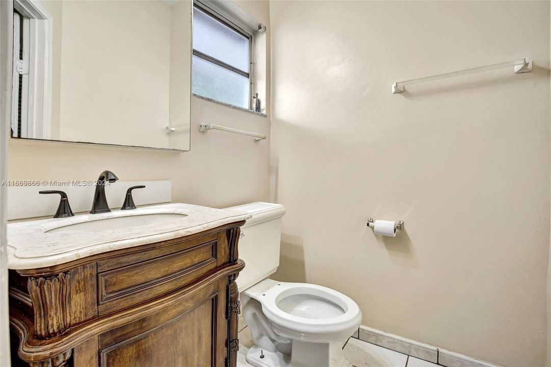 For Sale: $325,000 (2 beds, 2 baths, 1122 Square Feet)