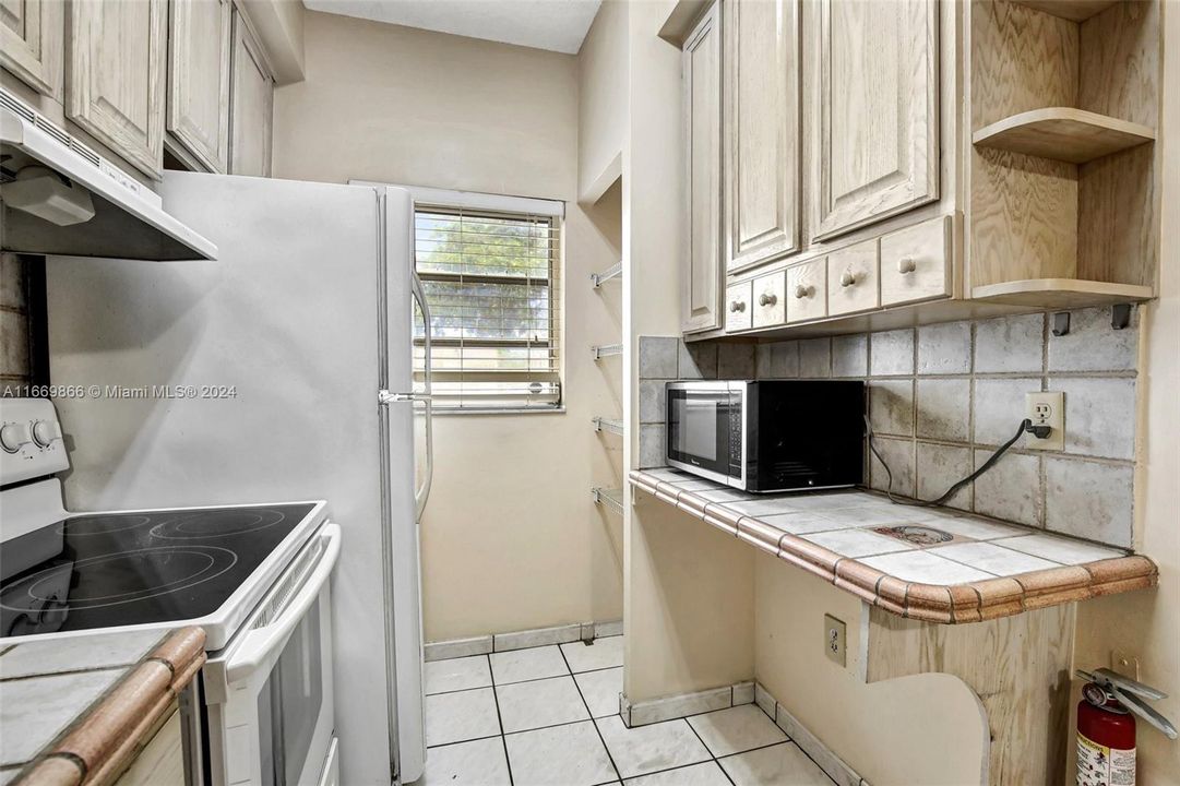 For Sale: $325,000 (2 beds, 2 baths, 1122 Square Feet)