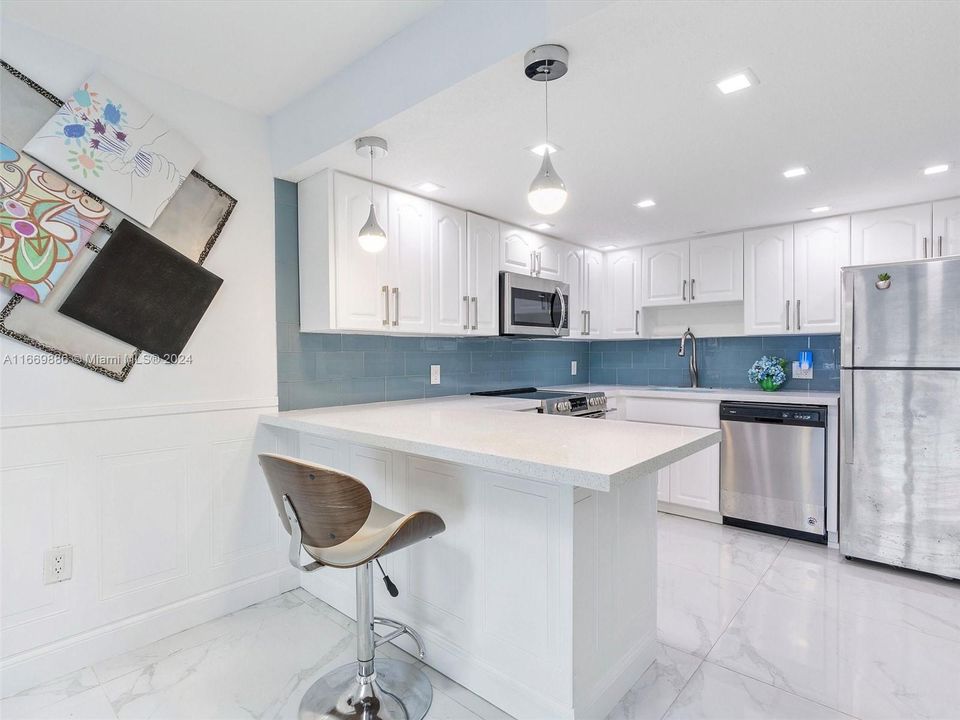 For Sale: $425,000 (2 beds, 2 baths, 990 Square Feet)