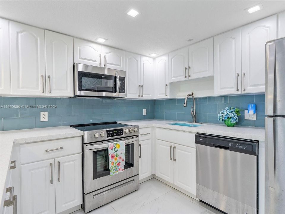 For Sale: $425,000 (2 beds, 2 baths, 990 Square Feet)