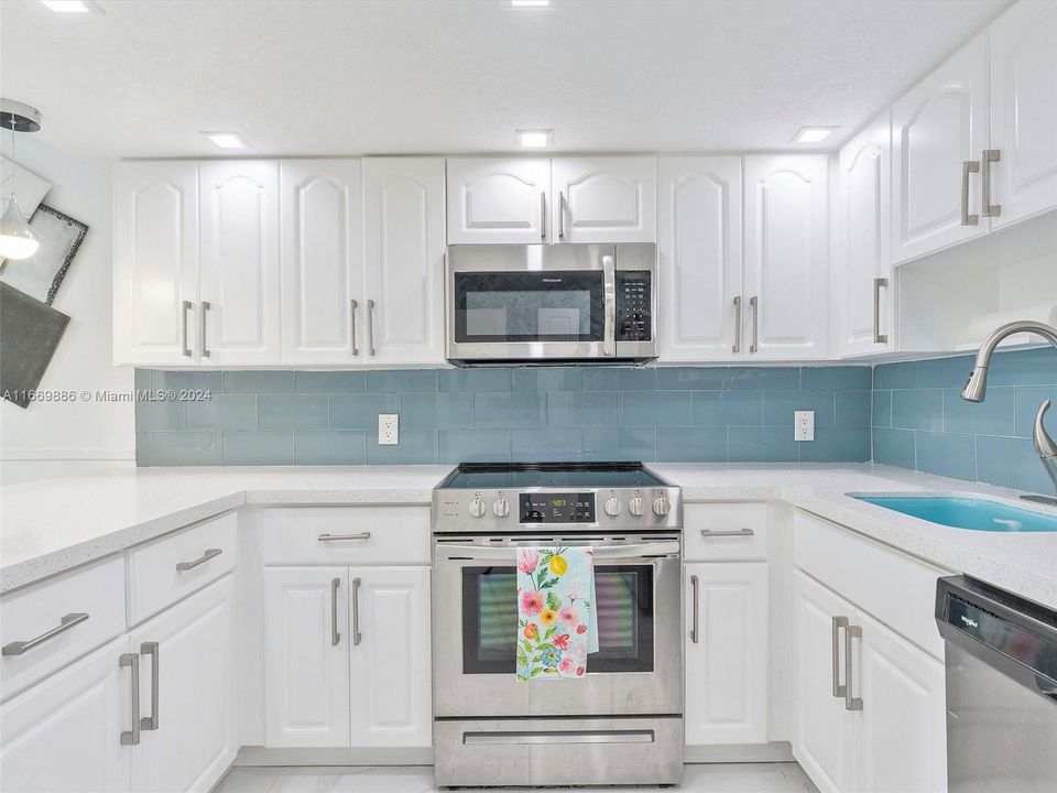 For Sale: $425,000 (2 beds, 2 baths, 990 Square Feet)