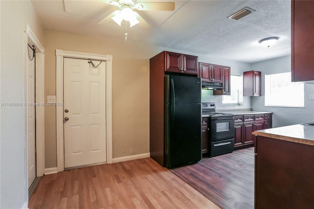 For Rent: $3,160 (3 beds, 2 baths, 1220 Square Feet)