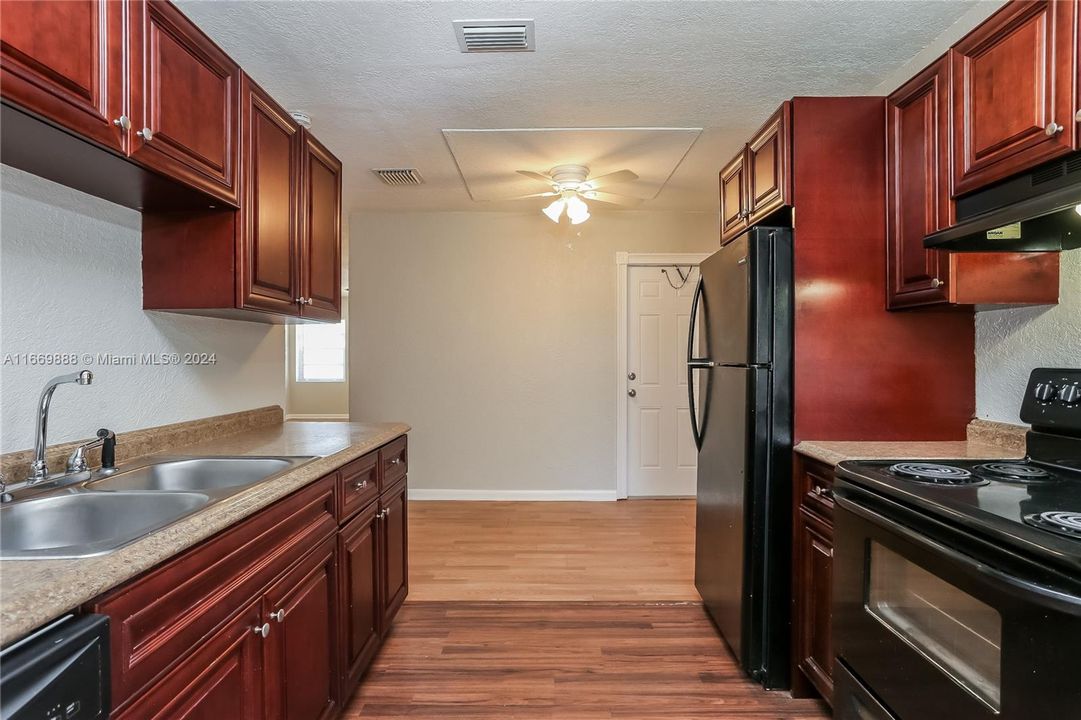 For Rent: $3,160 (3 beds, 2 baths, 1220 Square Feet)