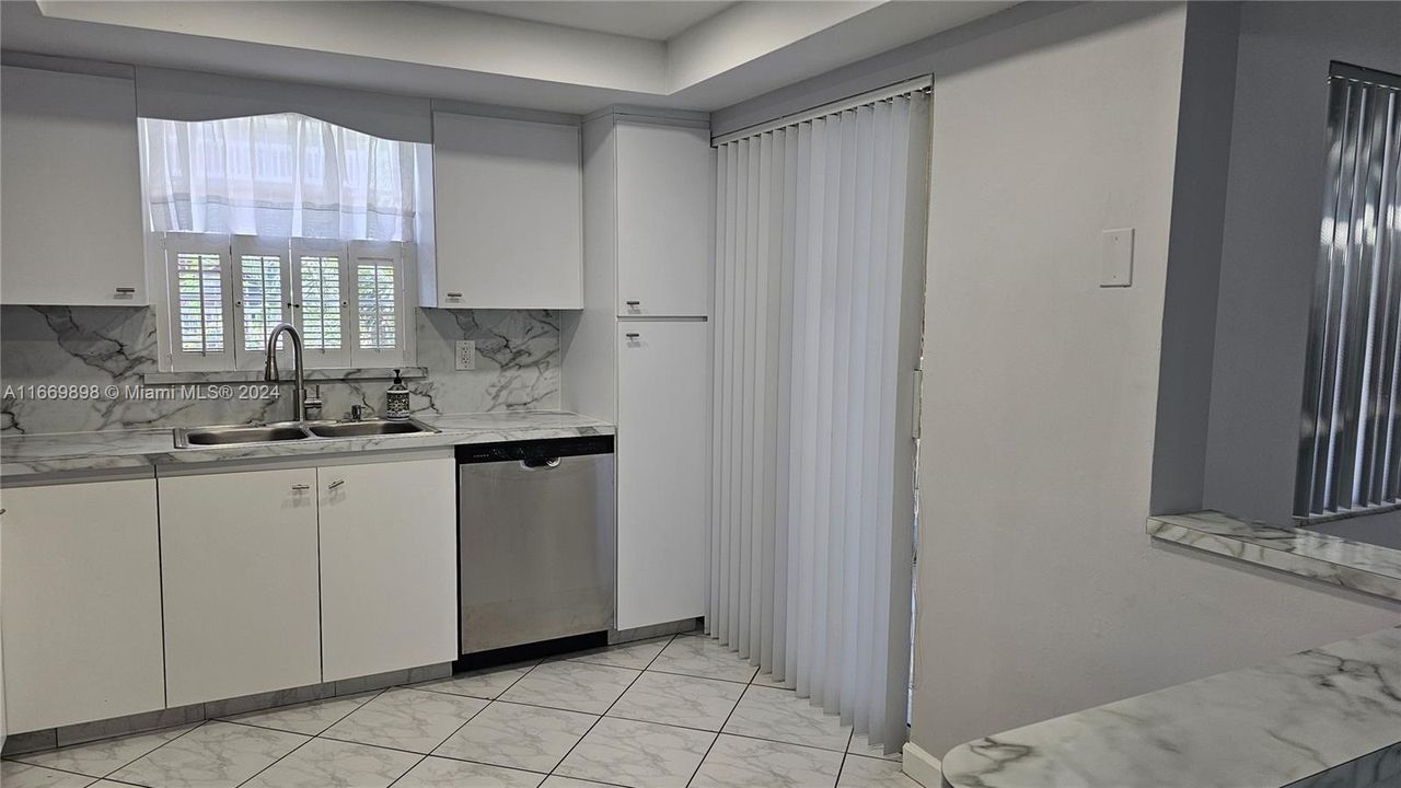 For Sale: $269,900 (2 beds, 2 baths, 1070 Square Feet)