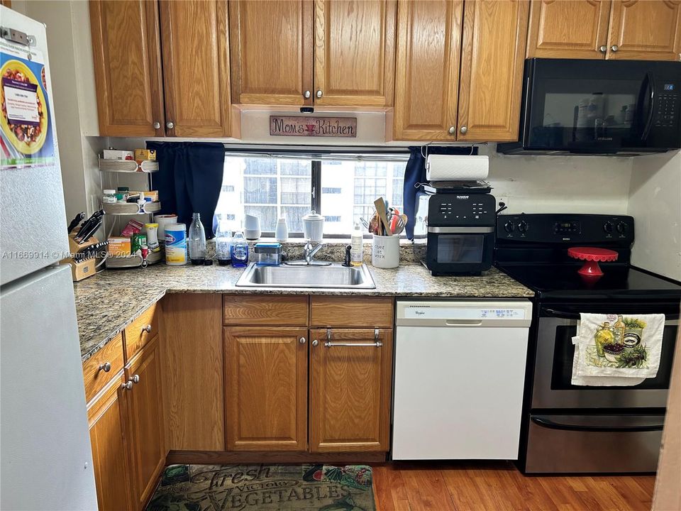 Active With Contract: $2,200 (1 beds, 1 baths, 767 Square Feet)