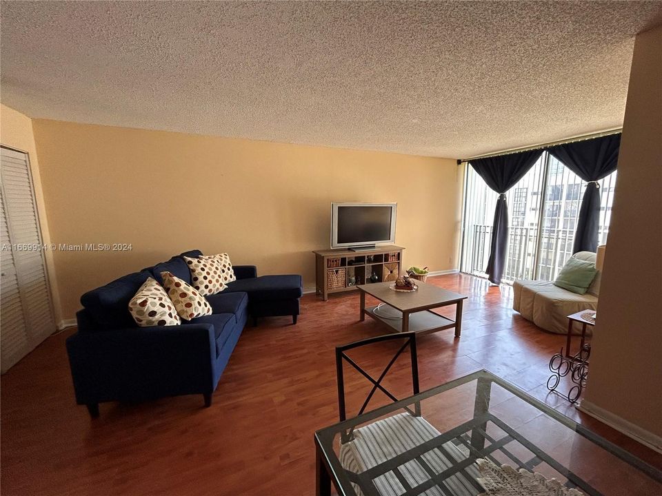 Active With Contract: $2,200 (1 beds, 1 baths, 767 Square Feet)