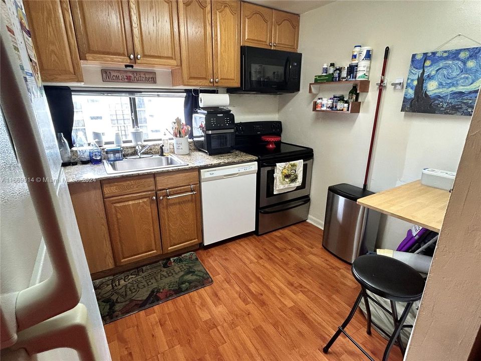 Active With Contract: $2,200 (1 beds, 1 baths, 767 Square Feet)