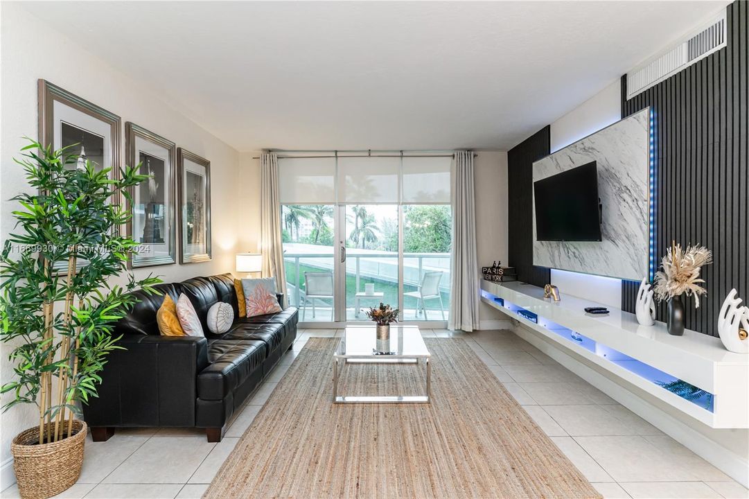 For Sale: $434,900 (1 beds, 1 baths, 812 Square Feet)