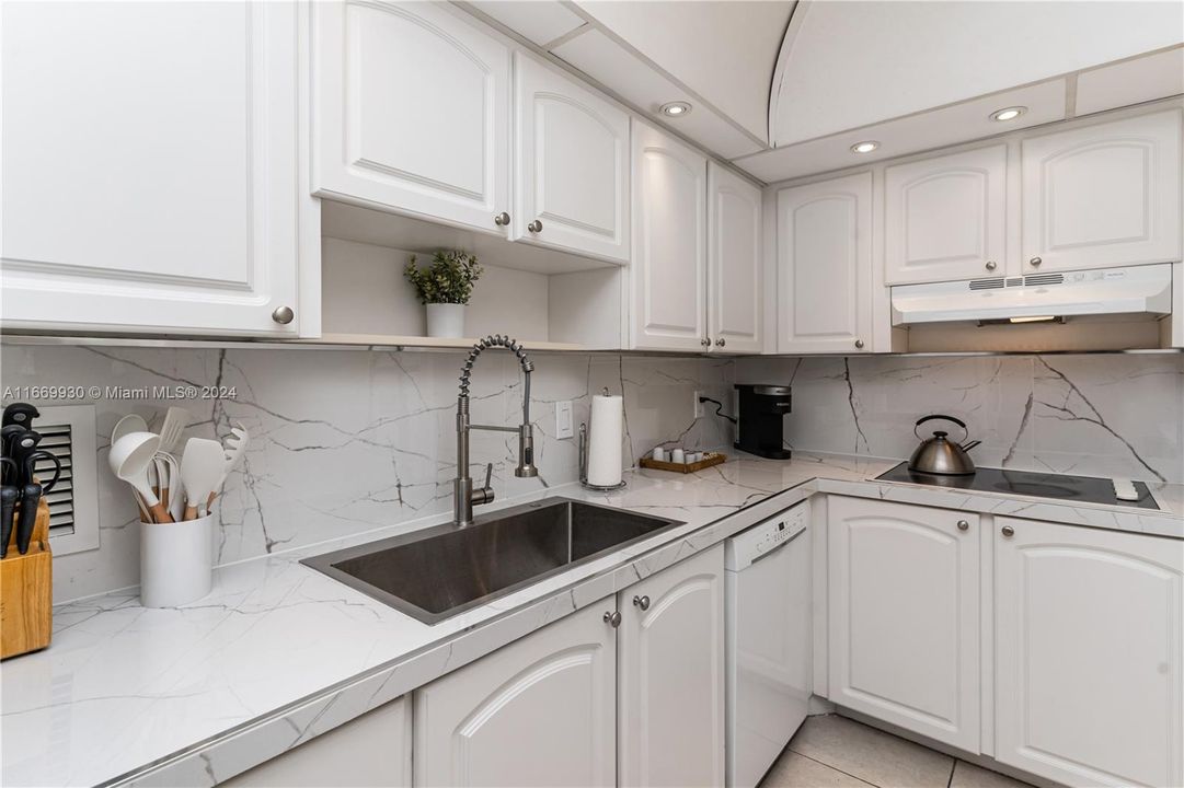 For Sale: $434,900 (1 beds, 1 baths, 812 Square Feet)