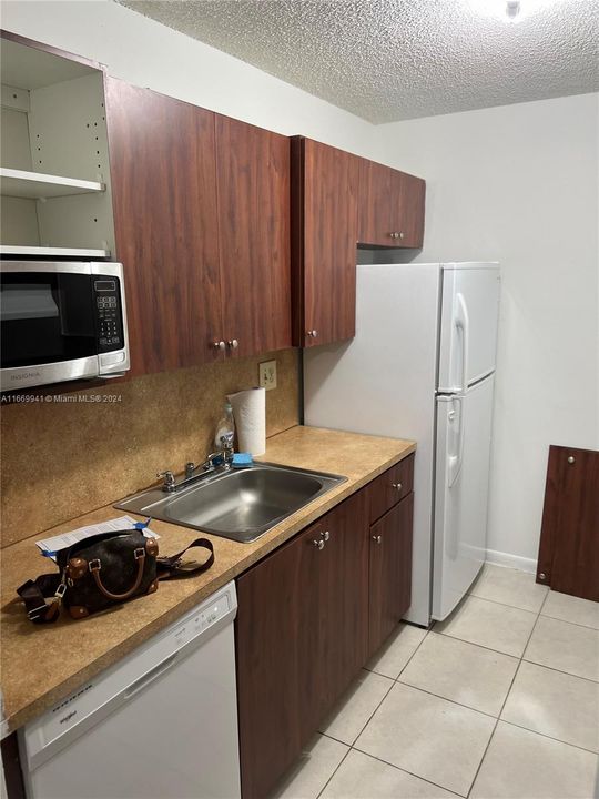 For Rent: $2,050 (2 beds, 1 baths, 784 Square Feet)