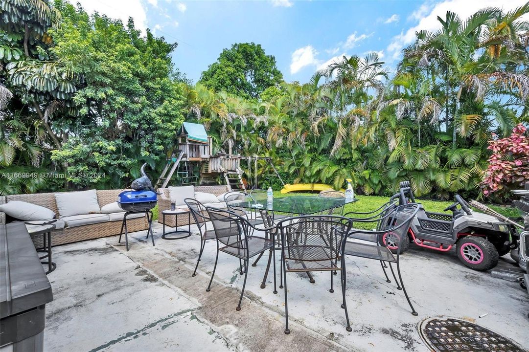 For Sale: $900,000 (5 beds, 3 baths, 2299 Square Feet)