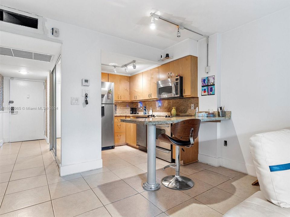 For Sale: $349,999 (1 beds, 2 baths, 710 Square Feet)