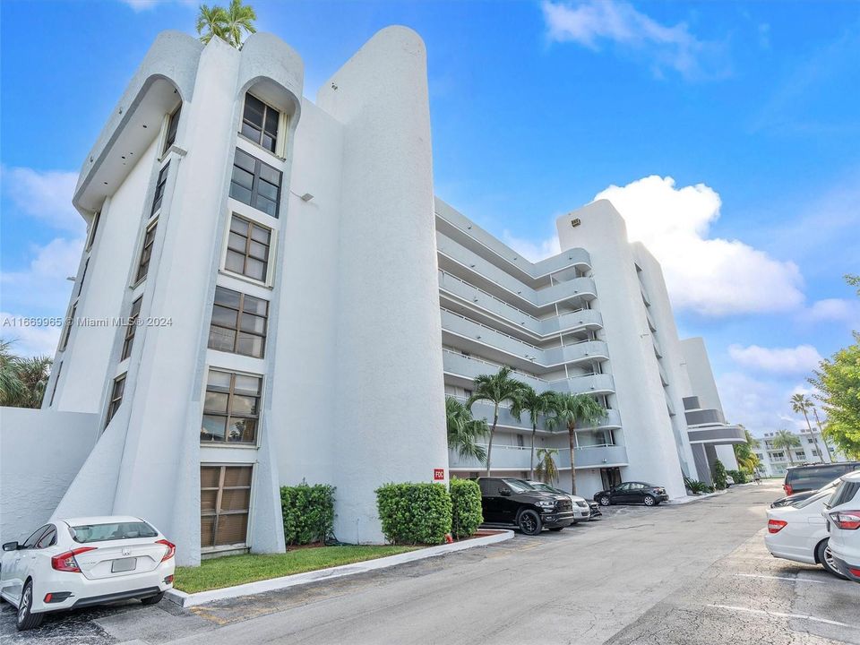 For Sale: $349,999 (1 beds, 2 baths, 710 Square Feet)