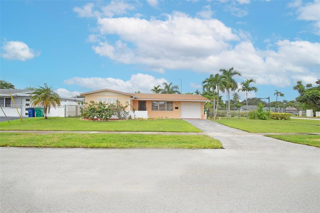 For Sale: $609,000 (3 beds, 2 baths, 1121 Square Feet)