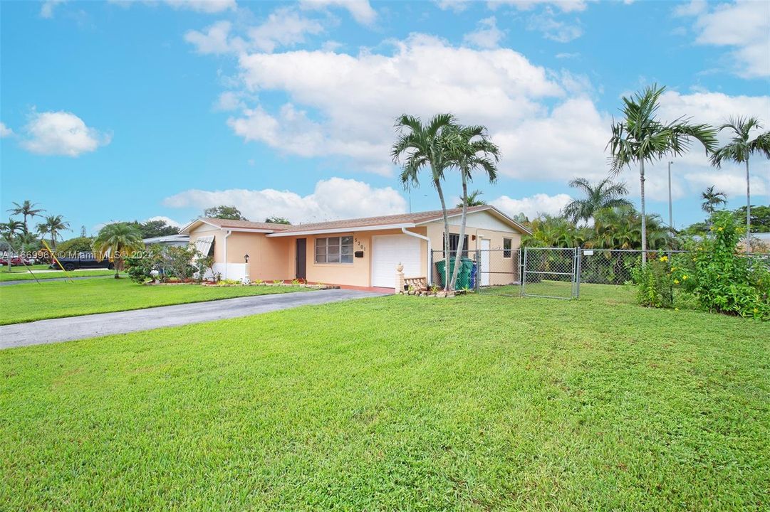 For Sale: $609,000 (3 beds, 2 baths, 1121 Square Feet)